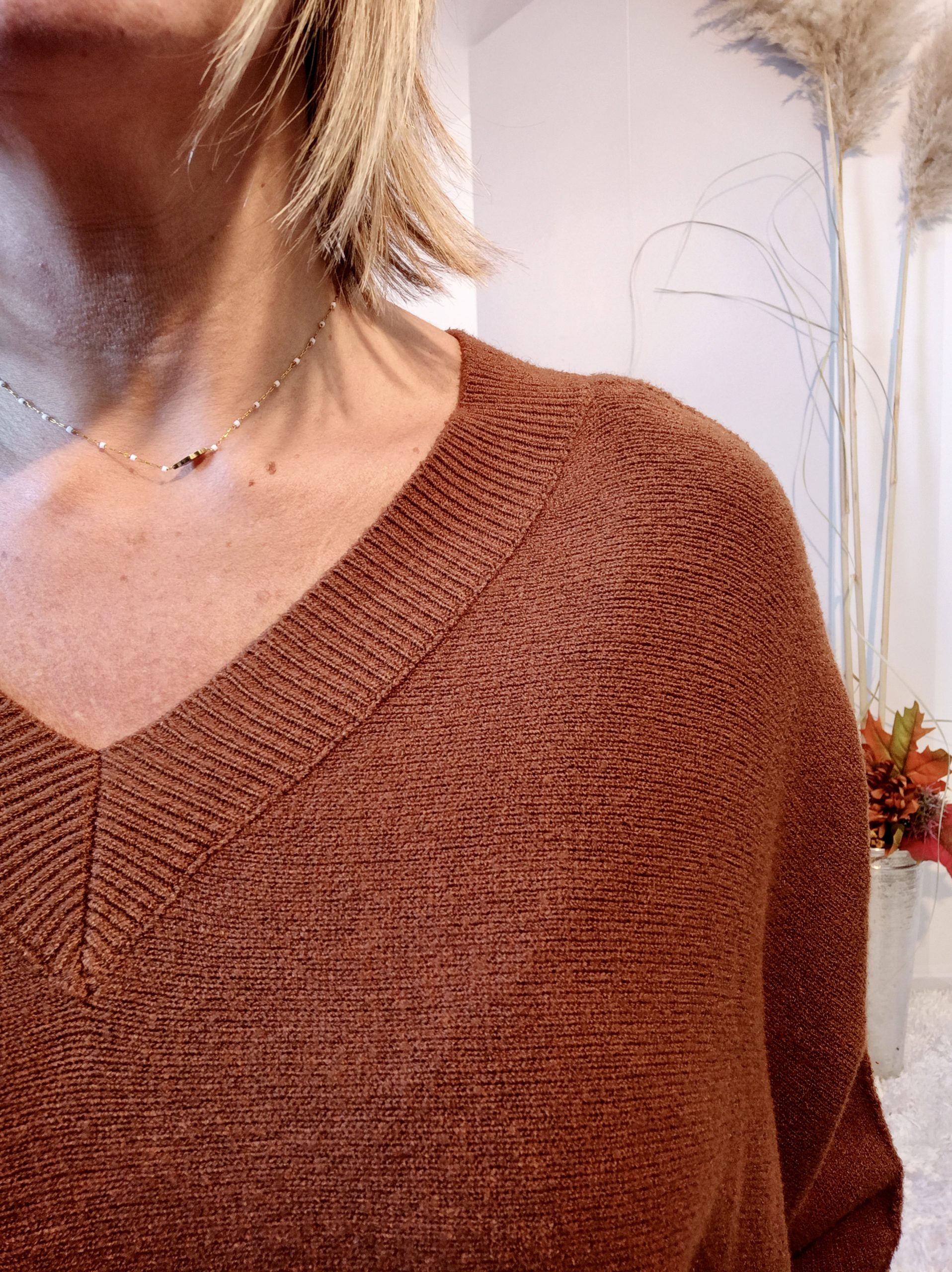 Pull V Chocolat – Image 4