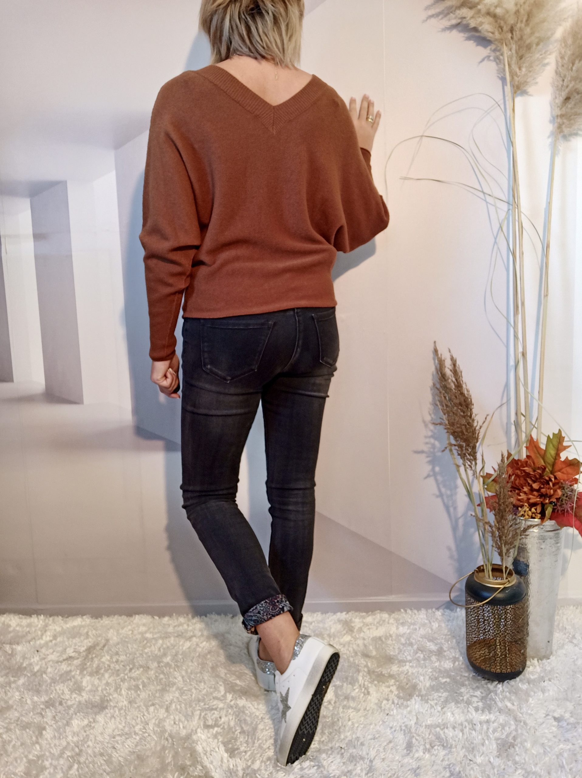 Pull V Chocolat – Image 3