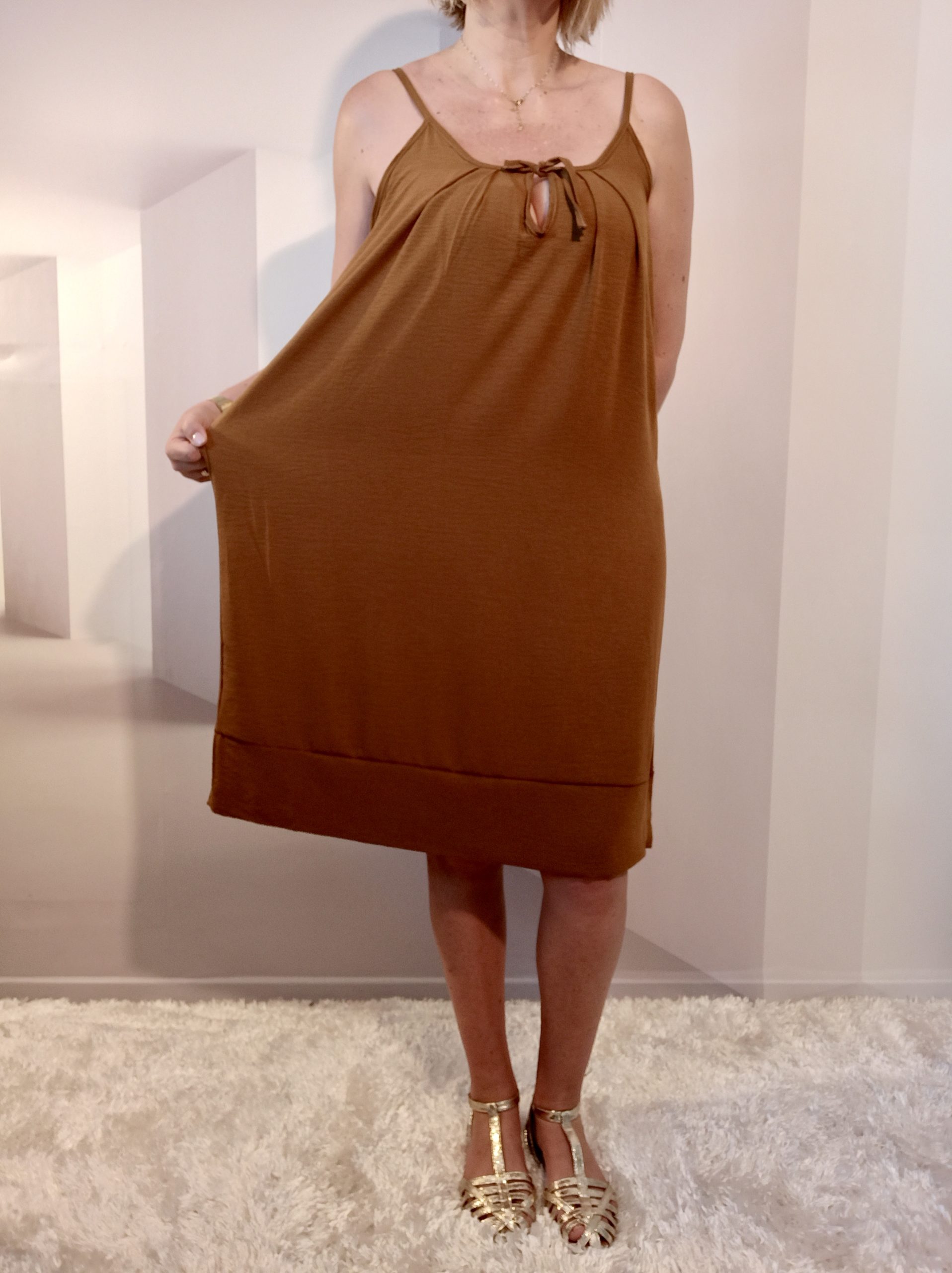 Robe Bretelle Brun – Image 4